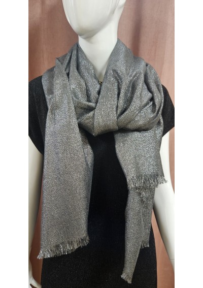 Srebrny szal z błyszczącą...