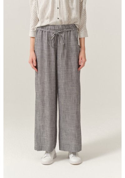 Spodnie w delikatny prążek...